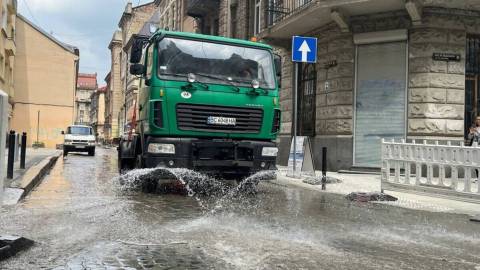Вулиці Львова через спеку щогодини поливатимуть водою