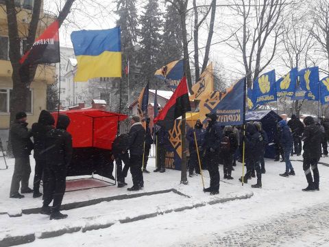 Праворадикали мерзнуть під Російським генконсульством у Львові