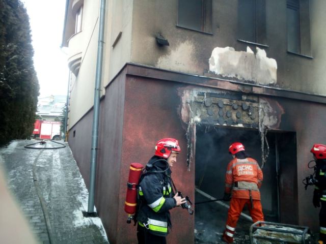 У Малехові пожежа знищила гараж та фасад будинку