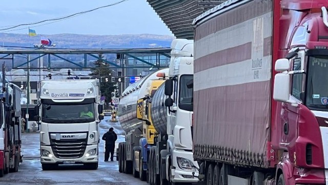 На кордоні з Польщею – черги з 40 авто та 13 автобусів