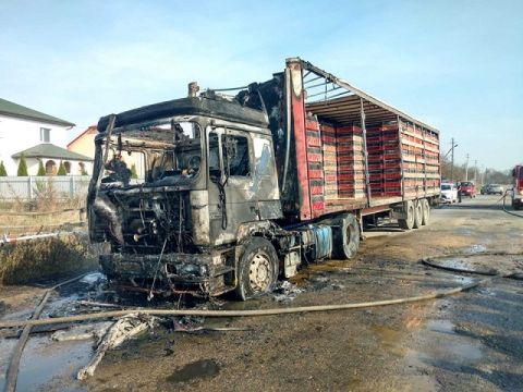 На Яворівщині вщент згоріла вантажівка