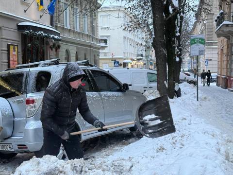 Комунальники Львова борються зі снігопадом