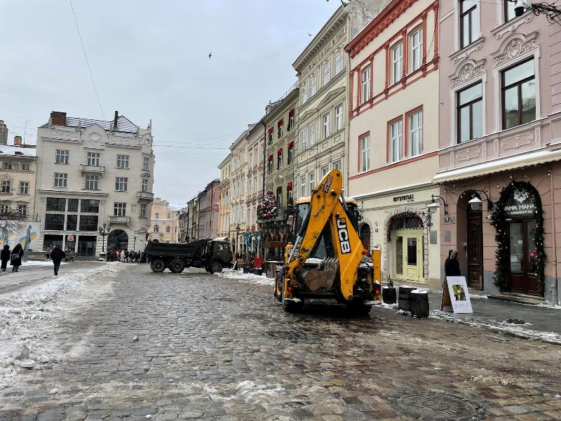 На вулиці Львова виїхало понад 70 одиниць снігоприбиральної техніки