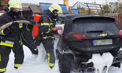 Біля Львова горіла автівка поблизу житлового будинку