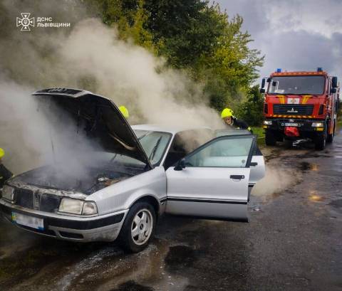 На Золочівщині під час руху зайнялось авто Audi А4