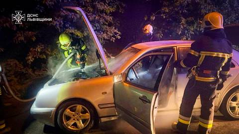 Поблизу Львова зайнялось авто Mercedes-Benz
