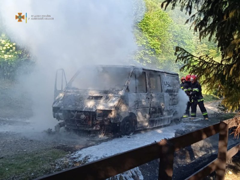 На Стрийщині вогонь знищив мікроавтобус Renault Trafic