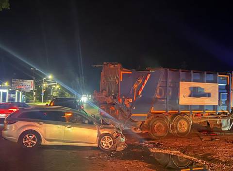 Поблизу Львова у ДТП з вантажівкою постраждали водій та двоє пасажирів легковика