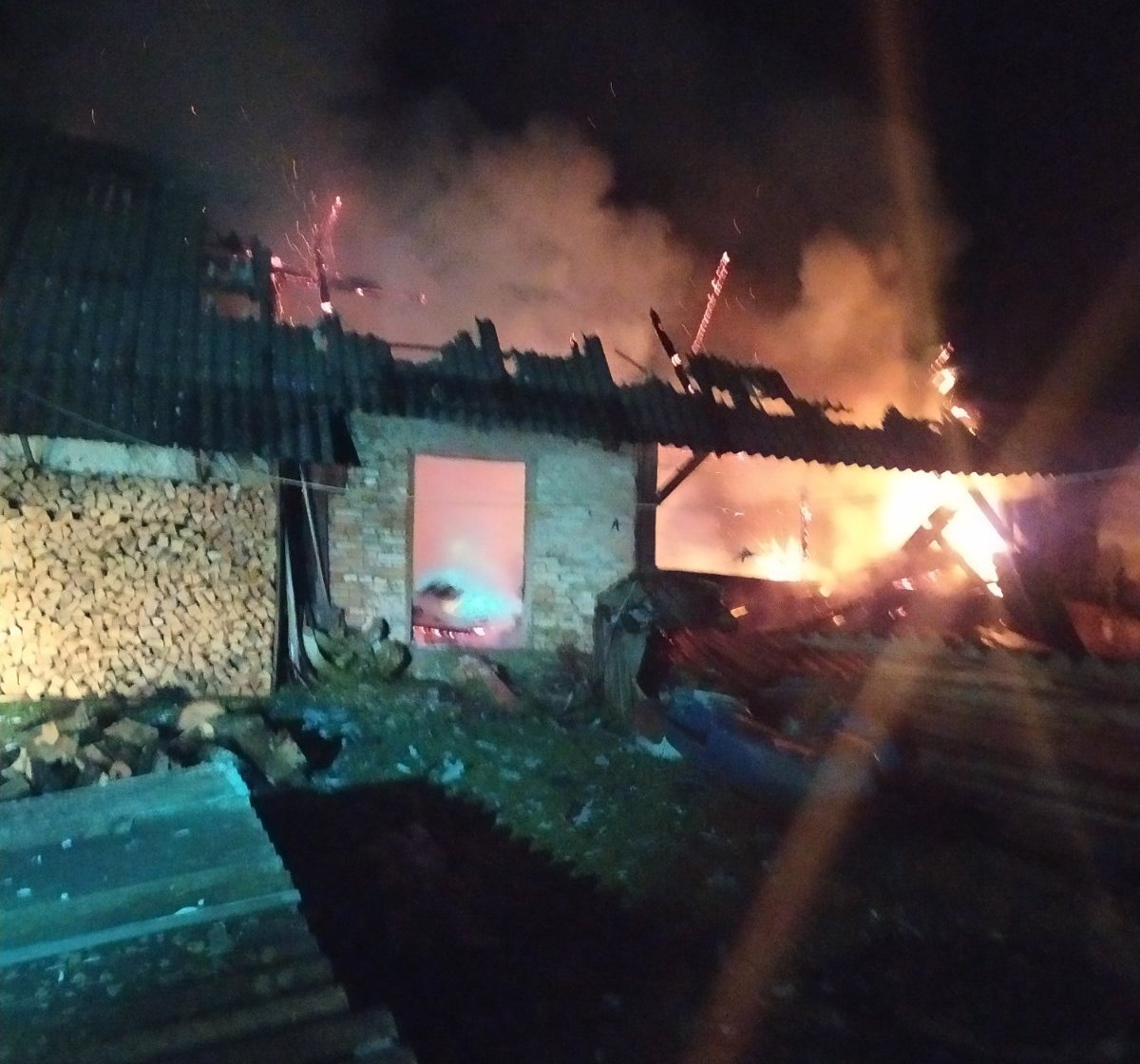 6 рятувальників гасили пожежу у будівлі на Бущині