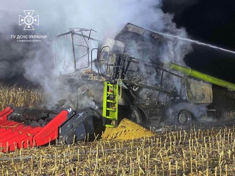 На Львівщині вщент згорів комбайн та вісім тонн кукурудзи