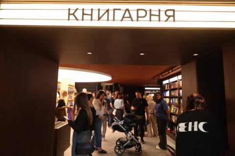 У приміщенні колишнього кінотеатру на Хмельницького відкрили книгарню-кав'ярню