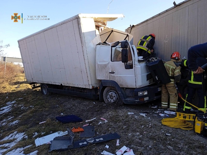 На Золочівщині у ДТП потрапили дві вантажівки: є травмований