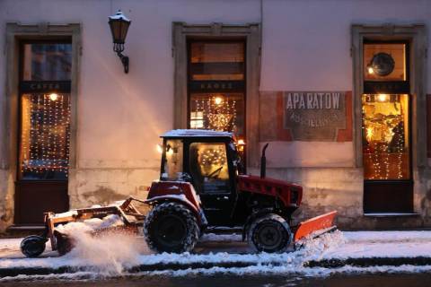 Мерія Львова просить мешканців допомогти комунальникам розчищати місто від снігу