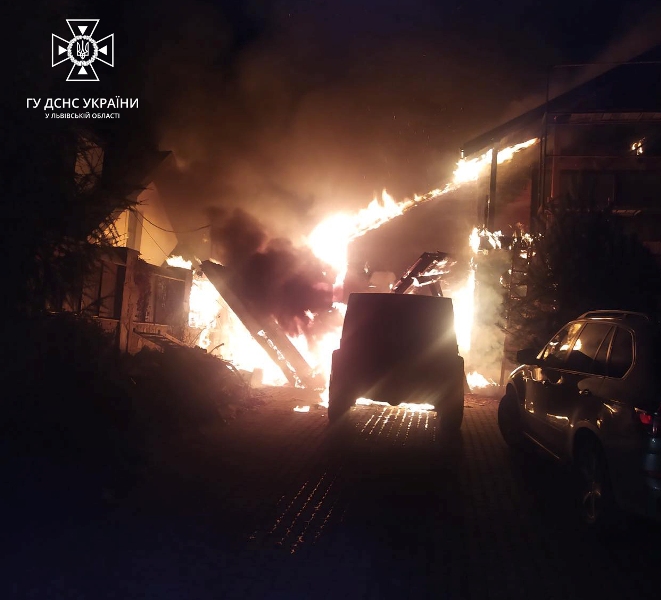 Майже 50 рятувальників гасили пожежу в будинку на Львівщині