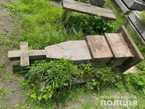 У Яворові спіймали вандала, який нищив пам'ятники на кладовищі