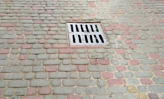 З львівських вулиць продовжують зникати дощоприймачі