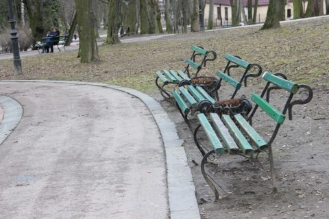 У Львові витратять понад 400 тисяч гривень на лавочки у парках міста
