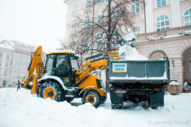 Львів від снігу очищалo 85 одиниць техніки
