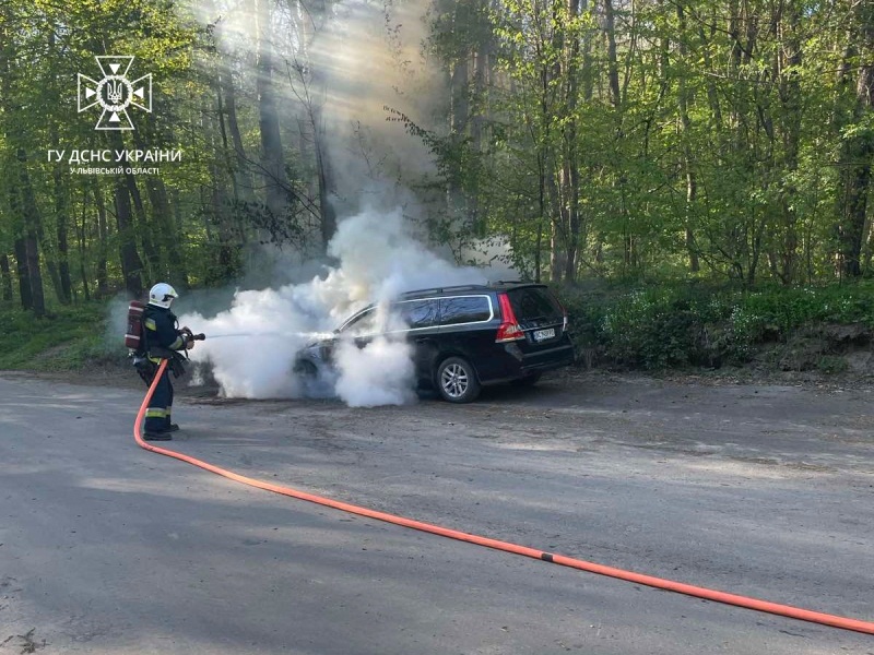 На Львівщині згоріла автівка Volvo V70