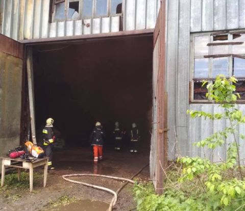 10 рятувальників гасили пожежу у металевому ангарі на Яворівщині