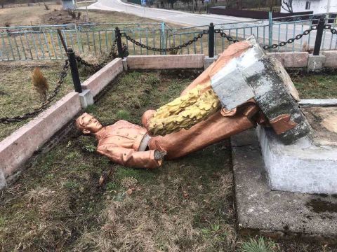 На Самбірщині невідомі знесли пам'ятники радянським солдатам