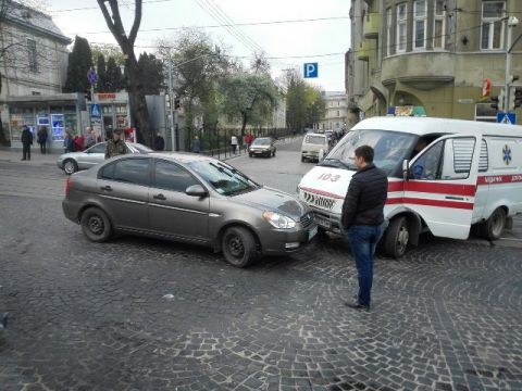 У Львові іномарка врізалась у швидку допомогу