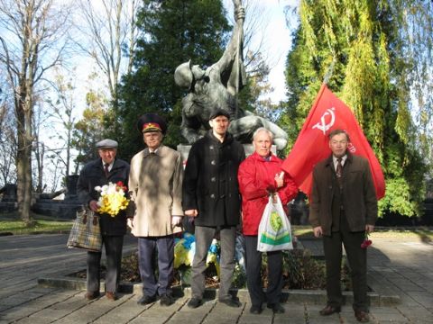 Антифашисти з червоним прапором відзначили День визволення України від фашистських загарбників у Львові