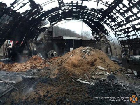 18 рятувальників гасили пожежу у ангарі на Яворівщині