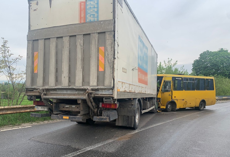 У Дрогобичі в ДТП постраждали десять пасажирів маршрутки