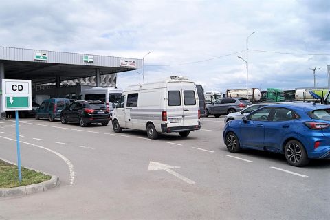 На кордоні з Польщею – черги з 145 авто