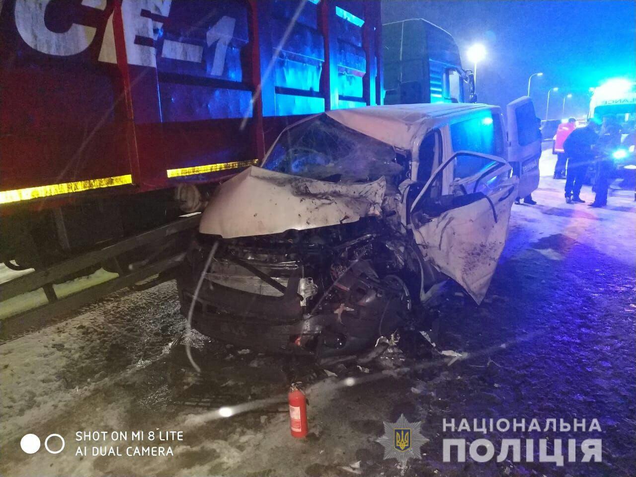 На трасі Львів-Тернопіль мікроавтобус зіткнувся з вантажівкою: 7 людей постраждали