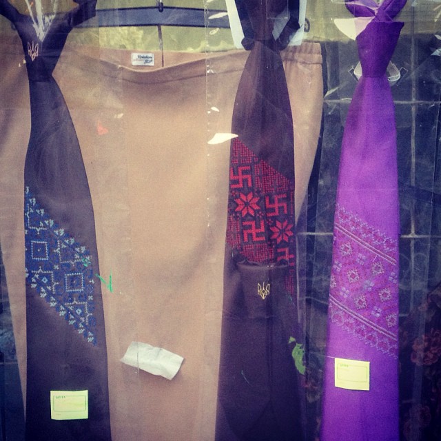 У Львові в якості сувеніра можна купити краватку з вишитою свастикою