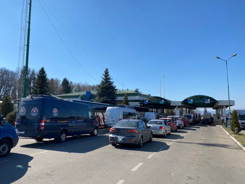 На кордоні з Польщею з'явилися черги із авто, пішоходів та автобусів