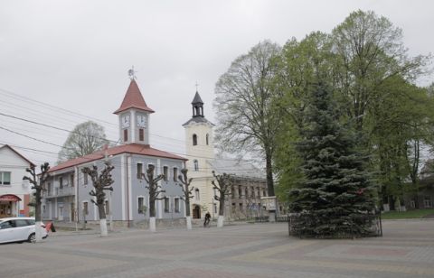 До Хирівської міськради проходять дев'ять партій