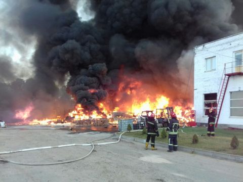 На Пустомитівщині виникла пожежа на підприємстві з виготовлення побутової хімії