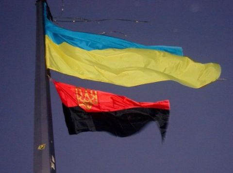 Бандерівські прапори, які підняли біля Львівської облради, зникли