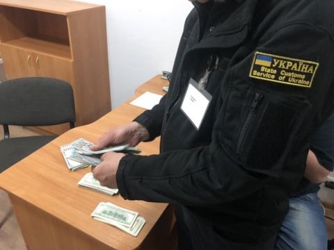 Львівські митники спіймали українця на контрабанді валюти