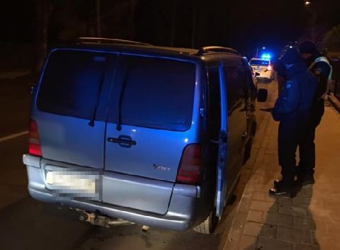 У Львові п'яний водій зі зброєю в'їхав в припарковане авто і втік