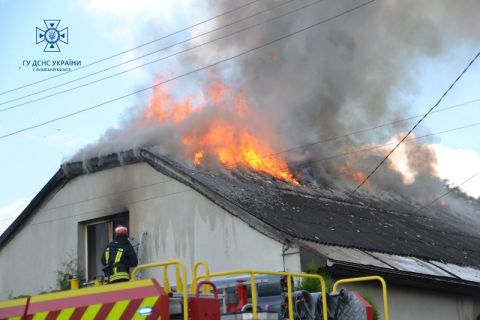 У Львові через пожежу в будинку жінка з опіками потрапила до лікарні