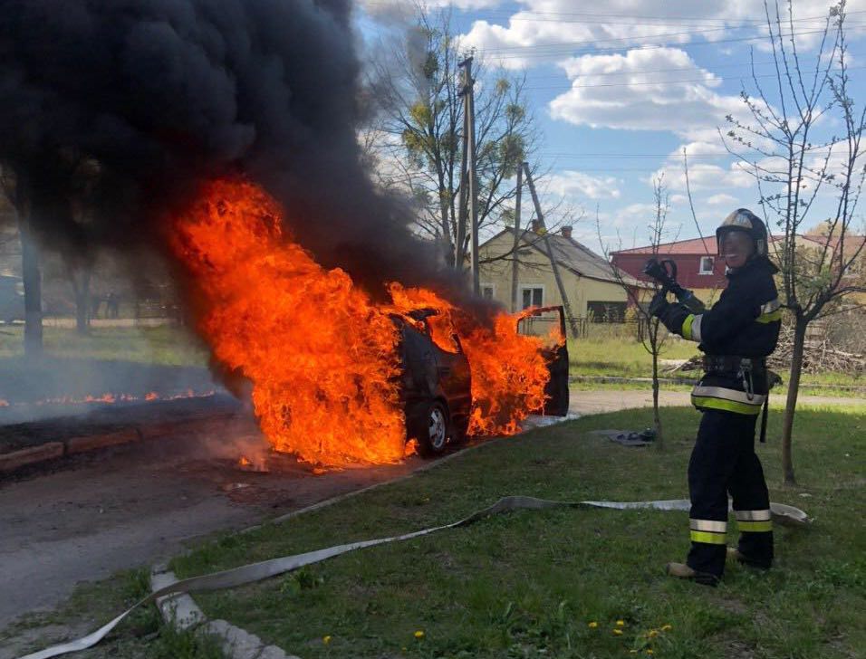 У Радехові вщент згорів автомобіль Mercedes