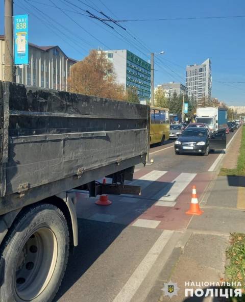 У Львові водій вантажівки збив пішохода