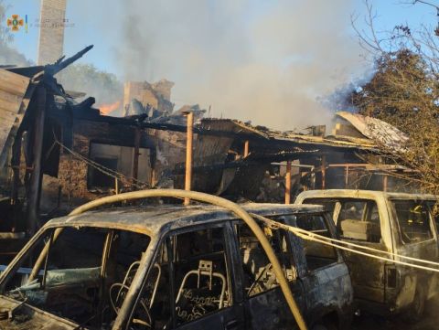 На Самбірщині згорів будинок з двома автівками