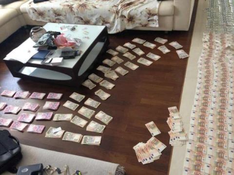 У квартирі екс-керівника Львівського бронетанкового заводу знайшли велику суму грошей