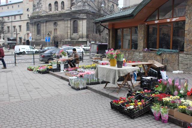Львівська ОВА замовила за 250 тисяч гривень букети та кошики з квітами