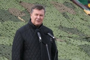 Януковича на Львівщині питали про людей похилого віку та контрактну армію