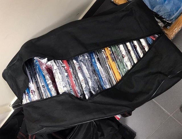 У львівському аеропорту митники затримали контрабанду одягу на понад 70 тисяч гривень