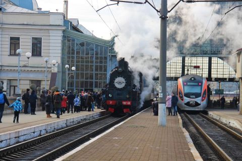Казковий ретро-поїзд курсує зі Львова у Брюховичі