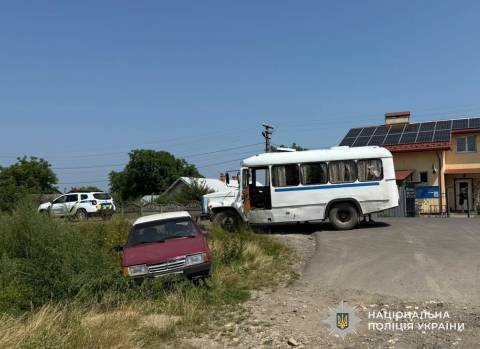 На Дрогобиччині зіткнулись авто та автобус: постраждав водій легковика