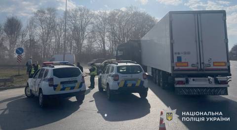 На трасі Київ – Чоп поблизу Львова у ДТП з ватажівкою загинув водій легковика