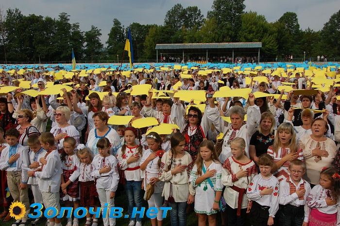 У Золочеві майже три тисячі чоловік заспівали Гімн України